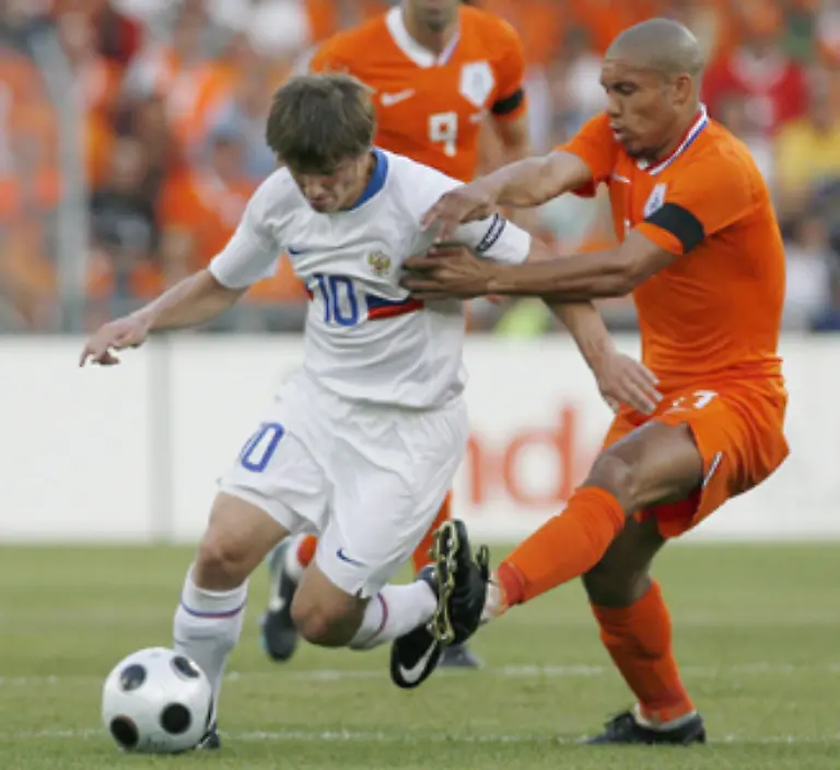Nigel-de-Jong-vom-Hamburger-SV-versuchte-sich-unterdessen-an-der-Bewachung-von-Andrej-Arschawin-was-ihm-bis-zur-31