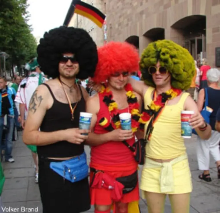 Diese-huebsch-hergerichtete-Kleingruppe-sollte-aus-aesthetischen-Gruenden-darauf-achten-niemals-allein-und-immer-in-der-richtigen-Formation-aufzutreten