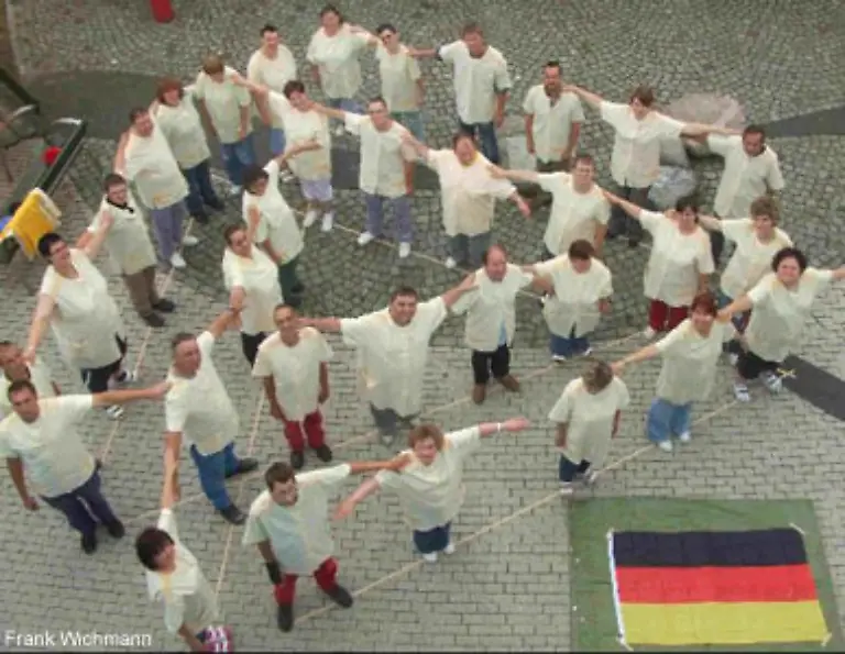 Die-innere-Struktur-und-sinngebende-Form-dieses-Rudels-erschliesst-sich-nicht-sofort-Muss-das-DFB-Symbol-sein-Denn-der-Ball-ist-wie-schon-an-anderer-Stelle-zitiert-bekanntlich