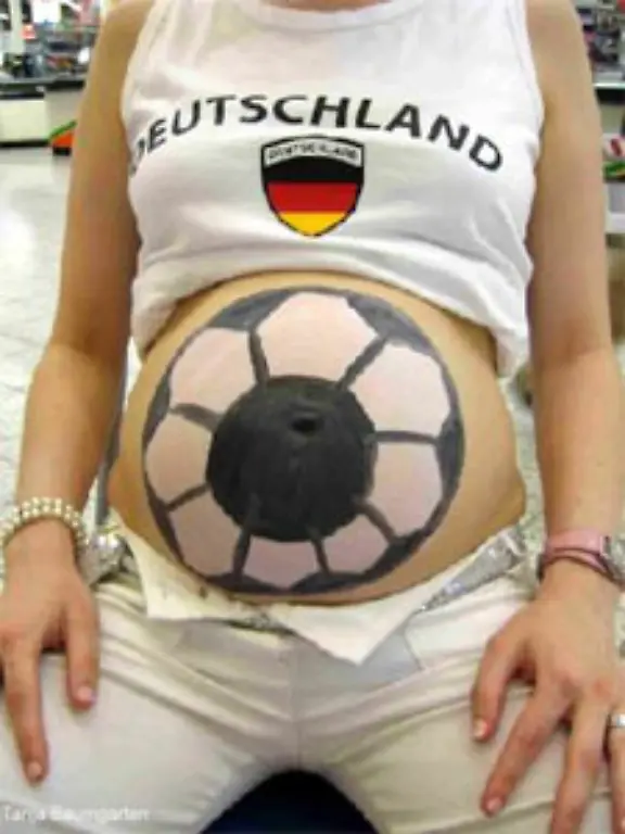 rund-So-entstehen-uebrigens-unsere-User-der-Zukunft-Wobei-diese-Bauchbemalung-nicht-nur-originell-sondern-auch-ziemlich-makaber-ist-Schliesslich-sind-Baelle-dazu-da