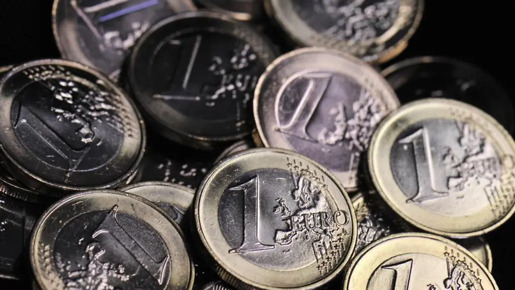 Euromuenzen-liegen-auf-einem-Tisch