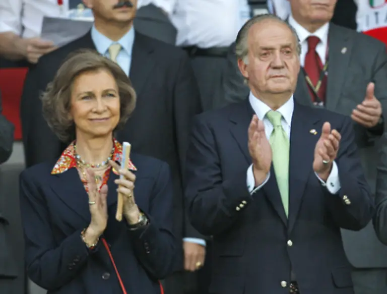 Auch-Koenig-Juan-Carlos-I-von-Spanien-und-sein-Gattin-Sofia-drueckten-die-Daumen-im-Ernst-Happel-Stadion-in-Wien