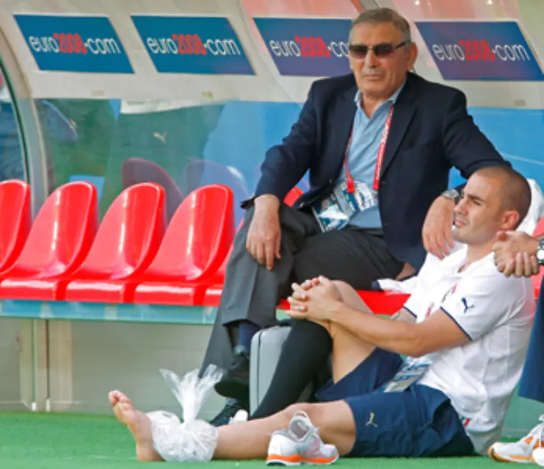 Die-Italiener-mussten-auf-die-gesperrten-Andrea-Pirlo-und-Gennaro-Gattuso-verzichten-Fuer-die-Abwehr-fehlten-wegen-Verletzungen-Kapitaen-Fabio-Cannavaro-Foto-und-der-kuenftige-Wolfsburger-Andrea-Barzagli
