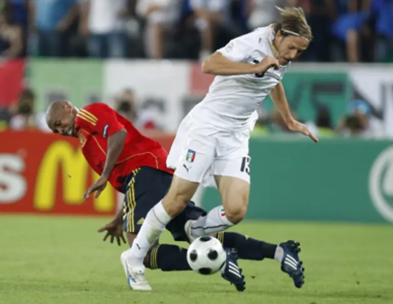 133-suchte-die-ersatzgeschwaechte-Squadra-Azzurra-ihr-Heil-in-schnellen-Gegenstoessen-die-ueber-Ambrosini-und-Fabio-Grosso-auf-den-Aussenbahnen-auch-durchaus-zielstrebig-nach-vorne-getragen-wurden