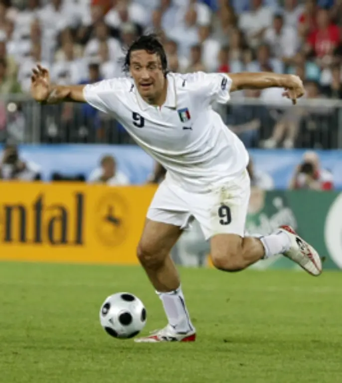 Die-beste-Gelegenheit-besass-dann-der-bei-Spielbeginn-schon-416-Minuten-torlose-Luca-Toni