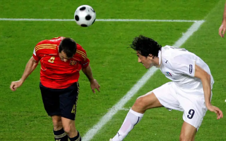 Nach-einer-Flanke-von-Ambrosini-kam-der-Torjaeger-von-Bayern-Muenchen-zum-Kopfball-Carlos-Marchena-brachte-aber-seinerseits-noch-die-Stirn-dazwischen