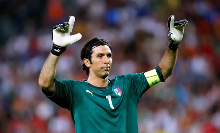 Nur-zwei-Minuten-spaeter-schoss-David-Silva-aus-20-Metern-nur-knapp-neben-das-Tor-von-Gianluigi-Buffon