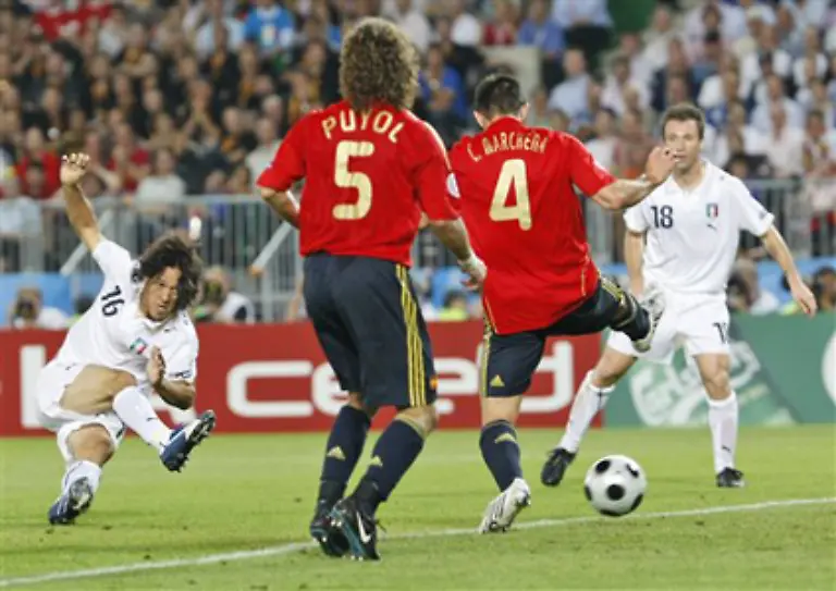 Nach-einem-schweren-Patzer-von-Spaniens-Torhueter-Iker-Casillas-kam-der-kurz-zuvor-eingewechselte-Mauro-Camoranesi-zum-Schuss-Casillas-machte-seinen-Fehler-mit-einer-Fussabwehr-aber-wieder-wett
