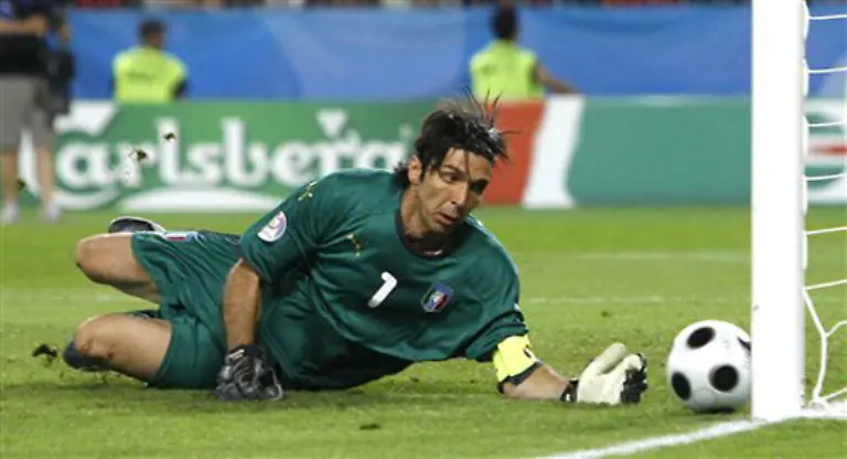 In-der-81-Minute-patzte-Italiens-Torwart-Gianluigi-Buffon-er-liess-einen-30-m-Weitschuss-von-Marcos-Senna-aus-den-Haenden-gleiten