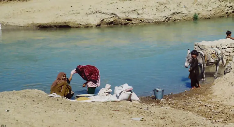 Sie-sind-gezwungen-verschmutztes-Wasser-aus-Teichen-Fluessen-oder-Lecks-in-Wasserleitungen-zu-trinken