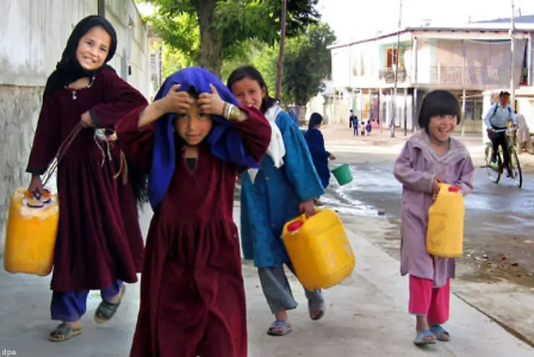 Hinzu-kommt-dass-besonders-Maedchen-und-Frauen-statt-zur-Schule-zu-gehen-oder-eine-Ausbildung-zu-machen-Stunden-ihres-Tages-damit-verbringen-Wasser-fuer-die-Familien-heranzuschaffen