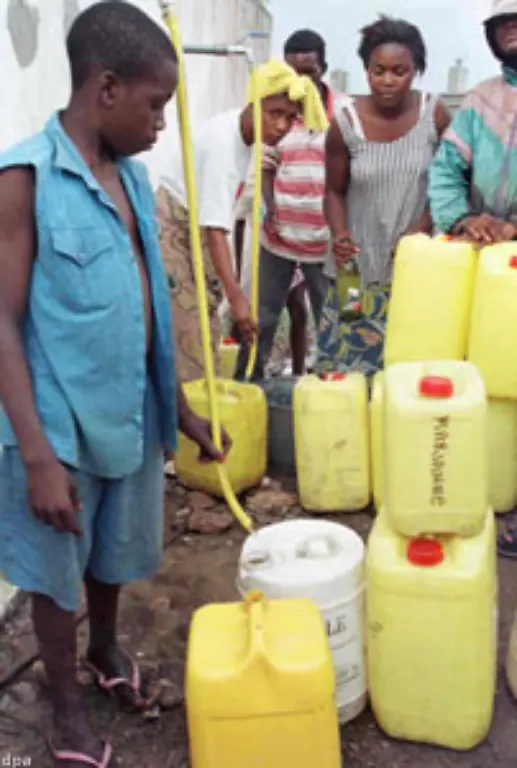 In-Aegypten-laufen-30-Prozent-aller-Frauen-taeglich-mehr-als-eine-Stunde-um-Wasser-zu-holen-In-anderen-Regionen-Afrikas-kann-dies-sogar-bis-zu-acht-Stunden-am-Tag-dauern