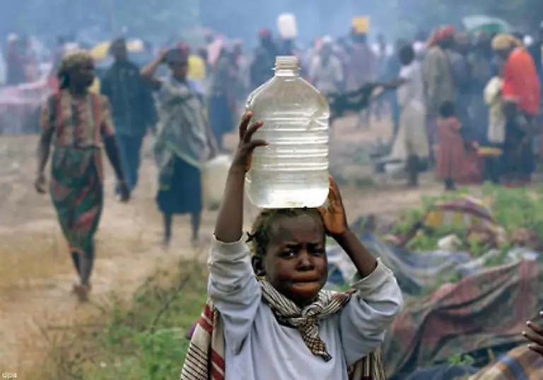 Dabei-muessen-Millionen-Menschen-in-Entwicklungslaendern-im-Schnitt-mit-gerade-einmal-fuenf-Litern-pro-Tag-auskommen-wesentlich-weniger-als-ein-Europaeer-durch-seine-Toilette-spuelt