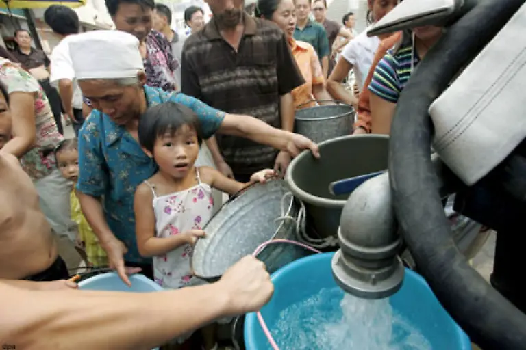 Grund-fuer-die-Wasserknappheit-sind-allerdings-nicht-wie-oft-angenommen-wird-der-enorme-Trinkwasserbedarf-oder-exzessives-Duschen-Vielmehr-entfallen-auf-die-privaten-Haushalte-lediglich-acht-Prozent-des-Wasserverbrauchs