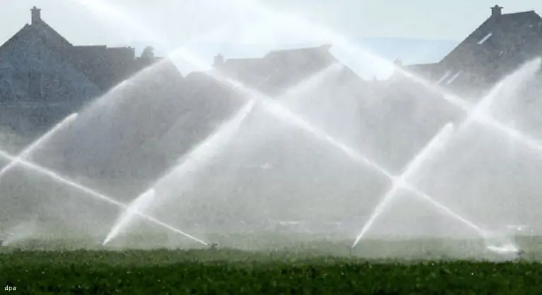 Vor-allem-die-Landwirtschaft-verschlingt-mit-rund-70-Prozent-den-Loewenanteil-des-weltweiten-Suesswassers-Wenn-Spanien-intensiv-Tomaten-Paprika-und-Gurken-anbaut-geht-das-nur-durch-ein-enormes-Bewaesserungssystem