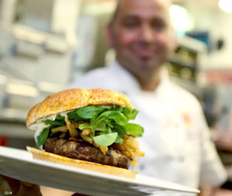 Ein-Fleisch-Hamburger-enthaelt-2400-Liter-virtuelles-Wasser