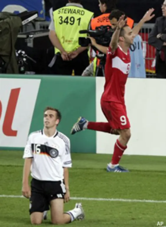 Nach-einem-Fehler-von-Philipp-Lahm-flankte-Sabri-Sarioglu-nach-innen-und-Semih-Sentuerk-r