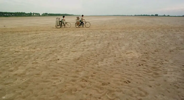 Schon-jetzt-erreichen-in-China-viele-Fluesse-kaum-mehr-die-Muendung-der-Gelbe-Fluss-im-Bild-fuehrte-1997-fuer-226-Tage-kein-Wasser-mehr