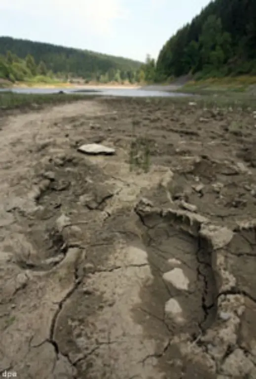 In-Peking-und-Umgebung-sind-die-Wasserspeicher-fast-leergepumpt-Innerhalb-weniger-Jahrzehnten-sackte-hier-das-Grundwasser-um-bis-zu-50-Meter-ab-400-der-660-grossen-Staedte-leiden-unter-Wassermangel