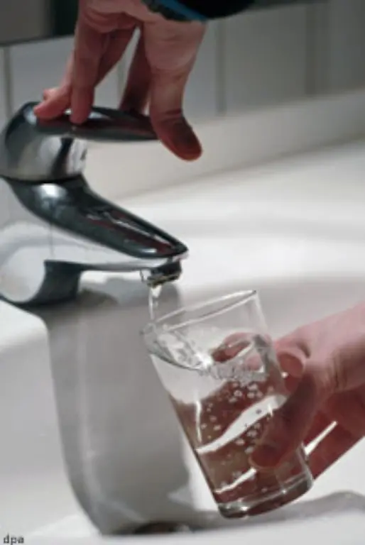 Dabei-gibt-es-Wege-aus-der-Krise-wird-doch-ein-Grossteil-des-Wassers-vergeudet-Allein-in-Europa-werden-Studien-zufolge-bis-zu-40-Prozent-des-Wassers-verschwendet