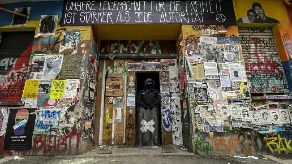 Ein-Polizeibeamter-steht-in-einem-Hauseingang-in-der-Rigaer-Strasse