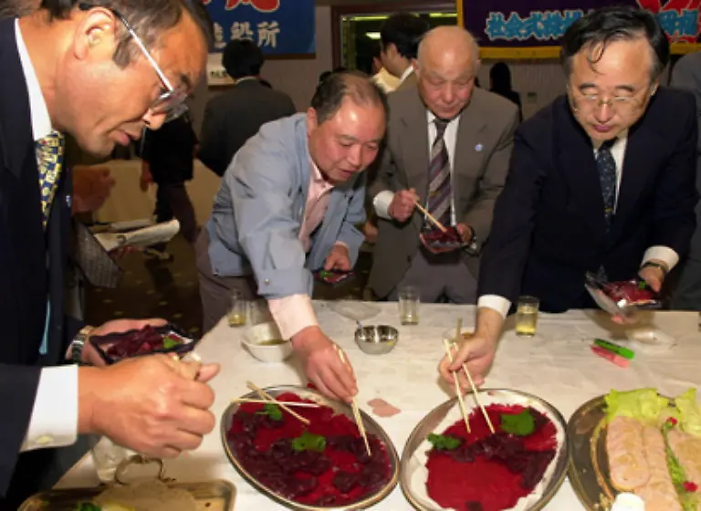 wenn-man-weiss-dass-der-Preis-fuer-Walfleisch-kuenstlich-hoch-gehalten-wird-Walfleisch-als-Delikatesse-dementsprechend-nur-von-wenigen-Japanern-konsumiert-werden-kann