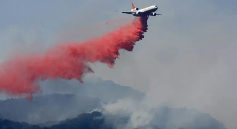 In-dem-kaum-erschlossenen-huegeligen-Hinterland-ohne-Strassen-koennen-die-Flammen-nur-aus-der-Luft-bekaempft-werden