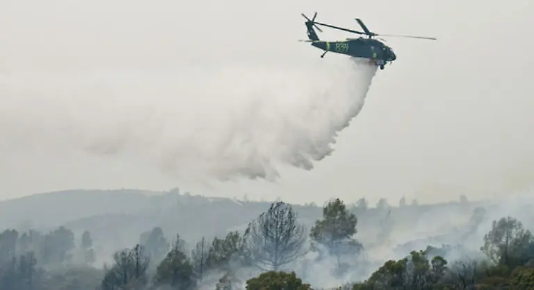 Mehr-als-50-Loeschflugzeuge-und-hubschrauber-sind-in-Nordkalifornien-im-Einsatz