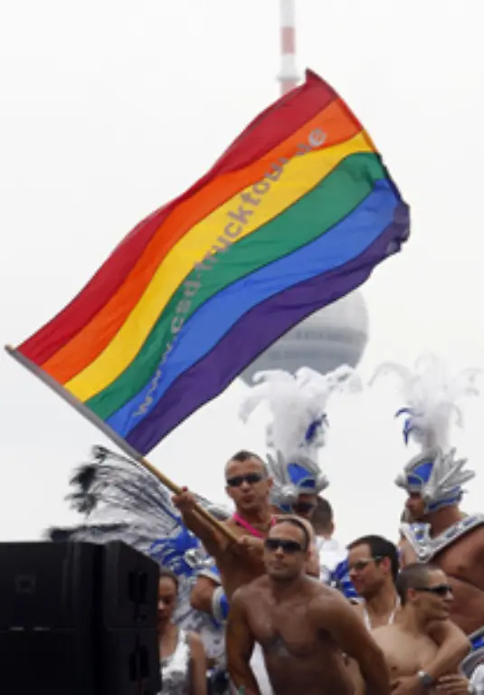 In-der-deutschen-Hauptstadt-weht-wieder-die-Regenbogenfahne