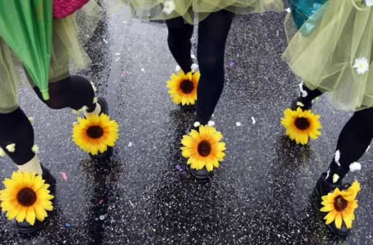 Zehntausende-Schwule-und-Lesben-sind-bei-Regenwetter-unterwegs