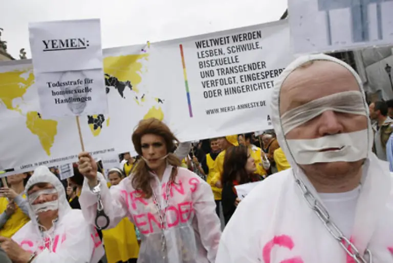 Im-bunten-Zug-der-Schwulen-und-Lesben-machen-viele-Kostuemierte-auf-Verfolgung-und-Hinrichtung-von-Homosexuellen-in-vielen-Laendern-der-Erde-aufmerksam