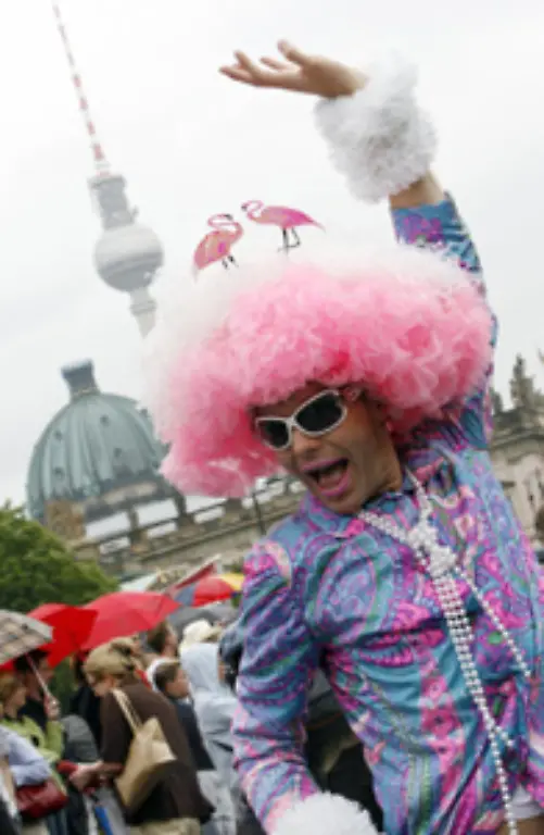 Er-wird-jaehrlich-im-Sommer-mit-bunten-Paraden-und-Demonstrationen-gefeiert