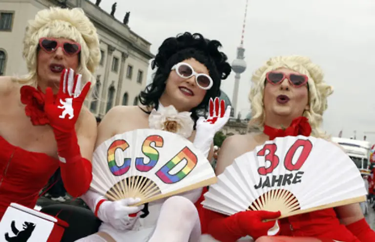 In-Berlin-nun-schon-zum-30-Mal-Die-Aktionen-erinnern-an-Vorfaelle-um-den-28-Juni-1969-in-New-York-bei-dem-sich-erstmals-Schwule-und-Lesben-mit-Strassenschlachten-gegen-Polizeiwillkuer-gewehrt-hatten
