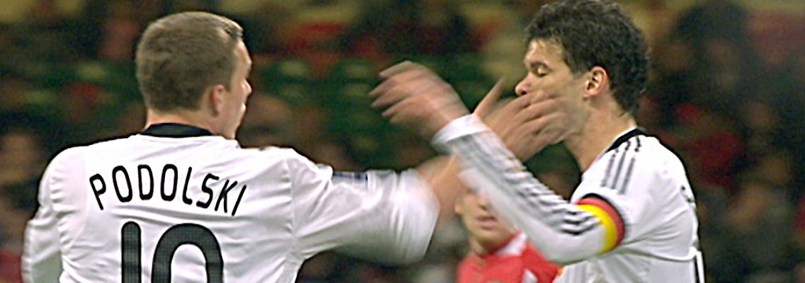 Kleiner Disput: die Herren Podolski und Ballack.