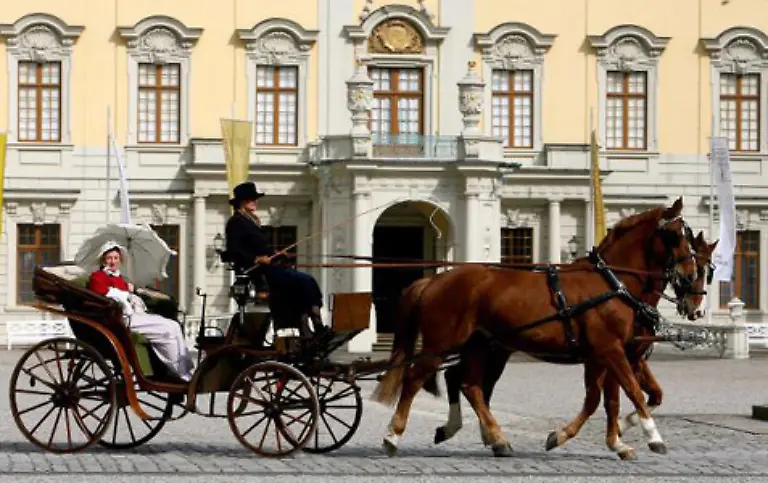 Dafuer-muessen-wir-nicht-tagelang-in-Kutschen-ueber-Feldwege-holpern-um-ans-Ziel-zu-kommen