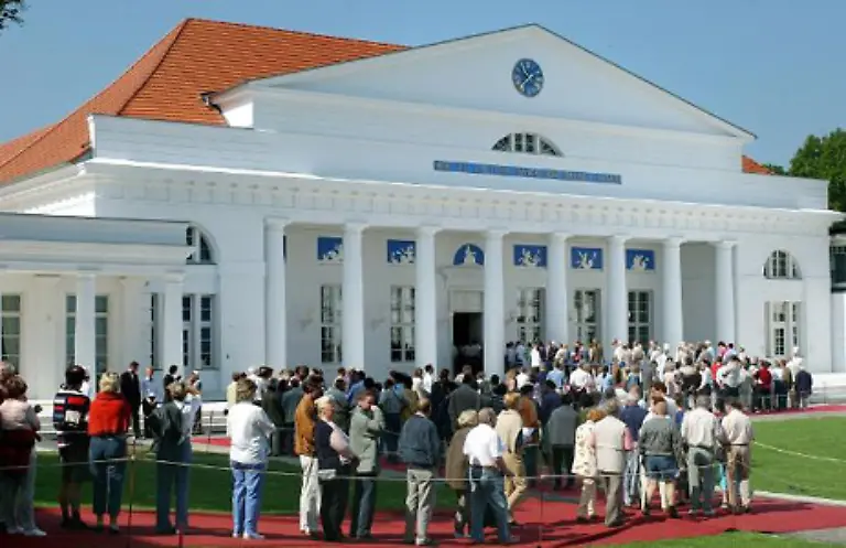 Etwa-wenn-das-Hotel-ueberbucht-ist-und-man-deshalb-anderweitig-untergebracht-wird-Dann-kann-sogar-eine-Kuendigung-mit-sofortiger-Rueckreise-rechtens-sein-wenn-nicht-zu-erwarten-ist-dass-ein-gleichwertiger-Ersatz-organisiert-wird