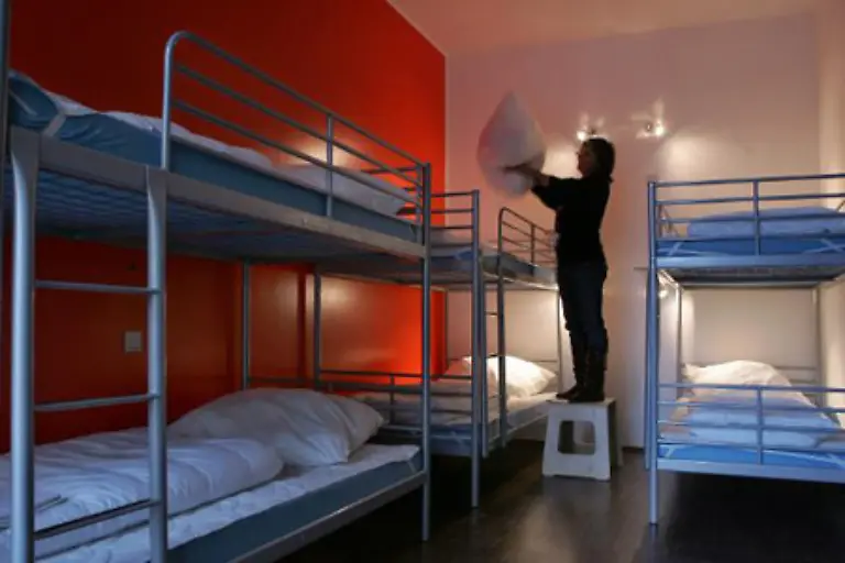 Wird-ein-Hostel-mit-Gemeinschaftsbad-als-Hotel-angeboten-koennen-die-Reisenden-ein-Viertel-ihrer-Auslagen-zurueckverlangen-urteilte-das-Landgericht-Arnsberg