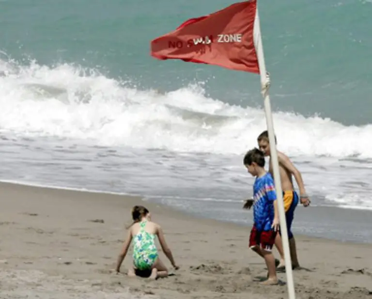 Strand-und-schwimmen-das-gehoert-zusammen-Wenn-permanent-die-rote-Badeverbots-Flagge-flattert-ist-das-natuerlich-frustrierend-Geld-gibt-s-trotzdem-nicht-zurueck