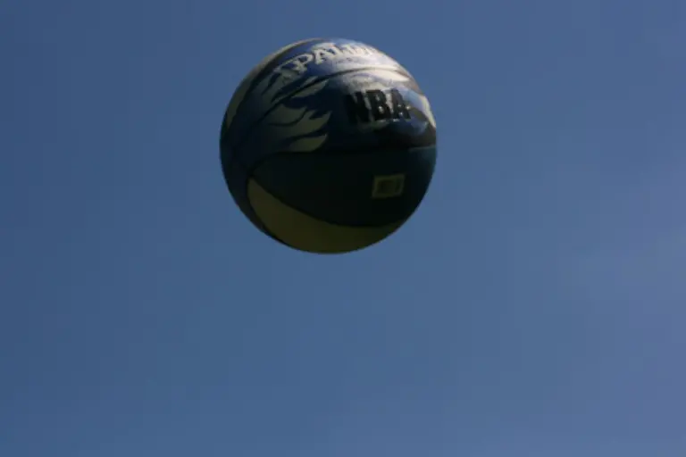 Pool-Aerger-ganz-anderer-Art-hatte-eine-Touristin-die-beim-Sonnenbad-von-einem-verirrten-Wasserball-getroffen-wurde-Dabei-erlitt-sie-nicht-nur-eine-Gehirnerschuetterung-sondern-verlor-auch-vier-Zaehne