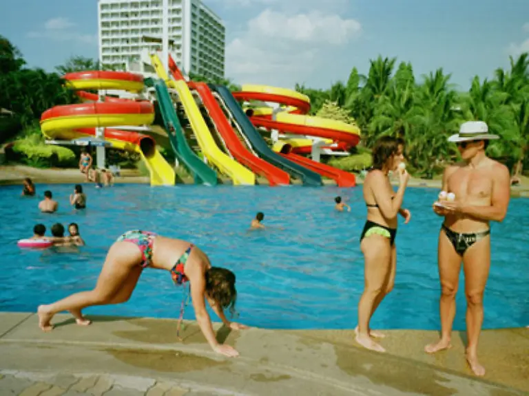 Wo-Wasser-ist-droht-Rutschgefahr-das-duerfte-jedem-klar-sein-Ein-Hotelpool-muss-deshalb-nicht-von-rutschfesten-Fliesen-umgeben-sein-solange-die-glitschige-Gefahrenzone-farblich-zu-erkennen-ist