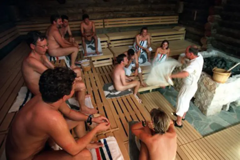 Auch-in-der-Dusche-einer-Hotelsauna-muss-der-Gast-mit-glattem-Boden-rechnen-Wer-hier-stuerzt-verwirklicht-ein-allgemeines-Lebensrisiko-und-dafuer-muss-der-Reiseveranstalter-nicht-haften-urteilte-das-Landgericht-Koblenz