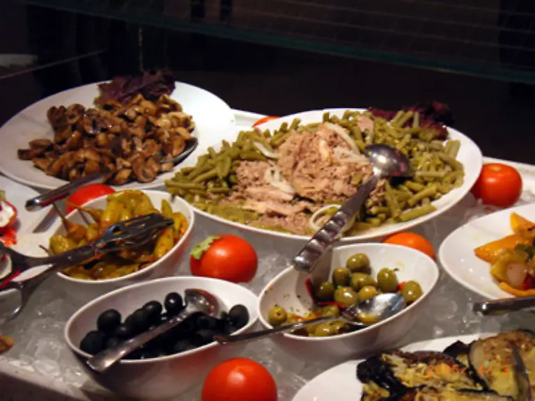 Wenn-Ihnen-das-Abendbuffet-irgendwie-bekannt-vorkommt-haben-Sie-vielleicht-die-Reste-vom-Mittagessen-vor-sich-Diese-Art-der-Zweitverwertung-geht-in-Ordnung-solange-es-sich-um-Essen-vom-gleichen-Tag-handelt