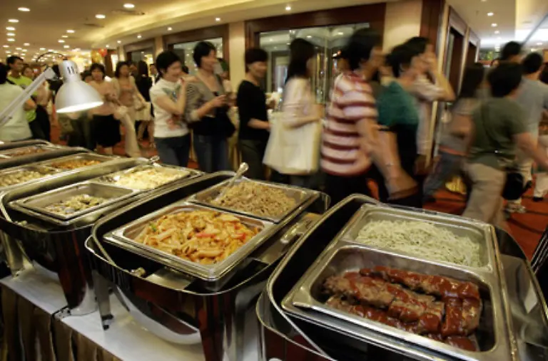 Entscheidend-ist-nicht-nur-was-auf-den-Tisch-kommt-sondern-auch-das-wie-Ist-nicht-genuegend-Platz-im-Speisesaal-kann-es-durchaus-sein-dass-die-Urlauber-ihr-Essen-im-Schichtsystem-zu-sich-nehmen-muessen