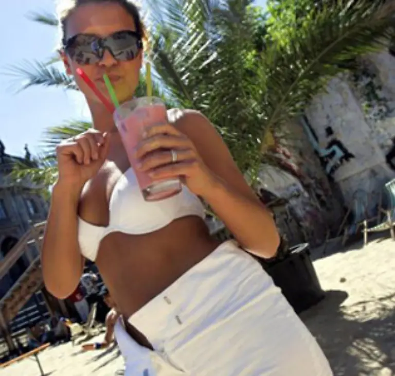 Fuer-menschliche-Reisende-verheisst-der-Alles-Inklusive-Urlaub-unbegrenztes-Schlemmen-und-Trinken-ohne-auf-den-Geldbeutel-zu-achten-Vorausgesetzt-das-Hotelpersonal-spielt-mit