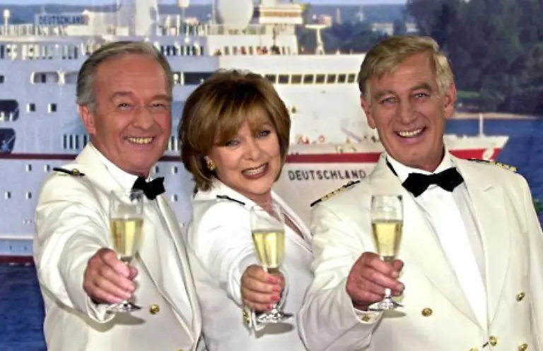 Allzu-betulich-geriet-dagegen-die-Schiffsreise-zweier-Abiturienten-Sie-hatten-eine-Piratenkreuzfahrt-auf-einem-Motorsegler-gebucht-Das-unbeschwerte-Bordleben-mit-gleichgesinnter-Clique-scheiterte-leider-an-der-uebrigen-Reisegesellschaft-Allesamt-Senioren-jenseits-der-70