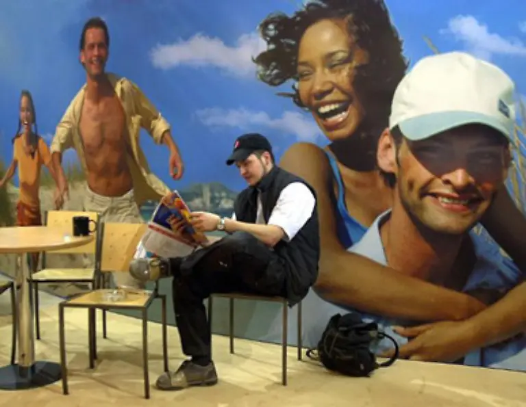 Im-Katalog-klingt-das-dann-so-Eine-lebhafte-Umgebung-verheisst-eine-benachbarte-Disco-die-verkehrsguenstige-Lage-deutet-auf-eine-nahe-laute-Strasse-hin-und-im-kinderfreundlichen-Hotel-ist-natuerlich-auch-mit-Kindergeschrei-zu-rechnen