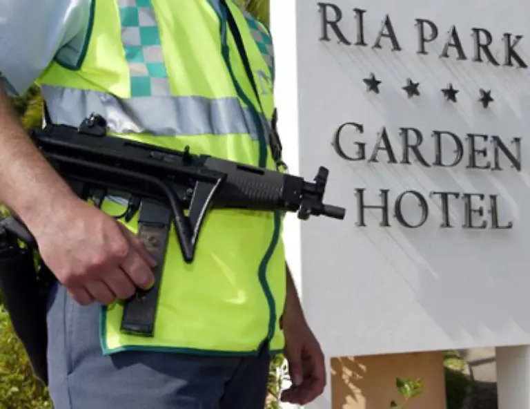 Erfolglos-blieb-auch-die-Schadenersatzklage-eines-Ehepaars-das-seine-Flitterwochen-in-Kenia-verbrachte-Bei-einem-Ueberfall-wurden-die-frisch-Vermaehlten-ausgeraubt-und-mit-einer-Machete-verletzt-Und-das-obwohl-ueber-130-Waechter-das-Hotel-gesichert-hatten