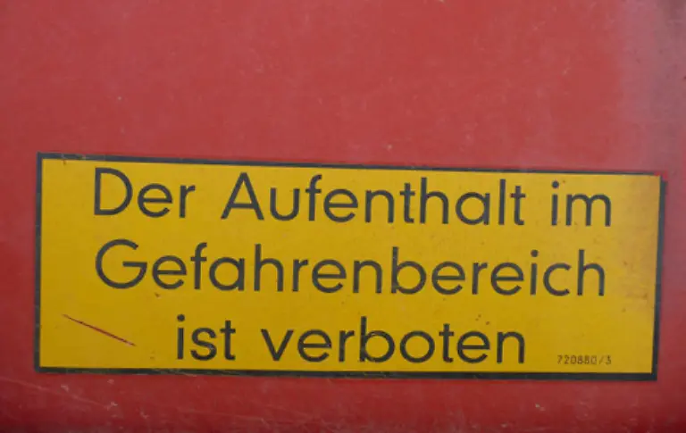 Das-Gericht-konnte-deshalb-nicht-erkennen-dass-der-Veranstalter-seine-Verkehrssicherheitspflicht-verletzt-habe-Zudem-muessten-Kenia-Reisende-wissen-worauf-sie-sich-einlassen-Ein-Warnhinweis-im-Reiseprospekt-sei-nicht-erforderlich-urteilten-die-Richter