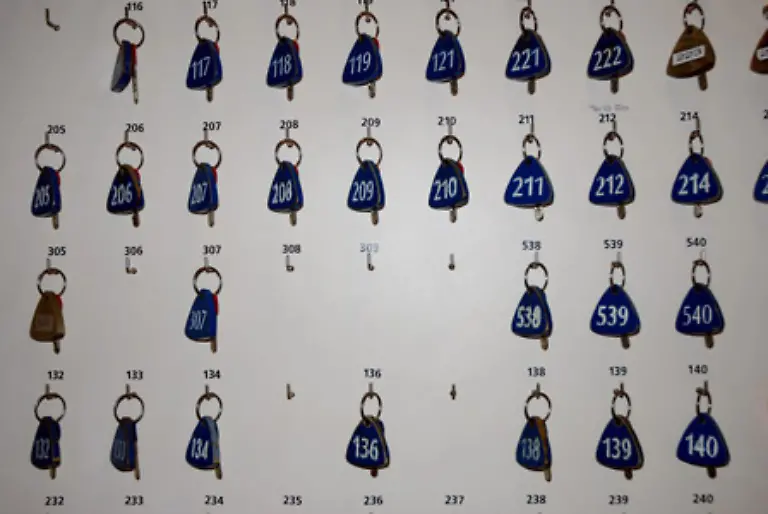 Brutale-Hotelueberfaelle-sind-auf-Mallorca-weniger-zu-erwarten-doch-auch-dort-stehlen-Diebe-Gepaeck-aus-Hotelzimmern-Besonders-einfach-haben-sie-es-wenn-die-Zimmerschluessel-an-der-Rezeption-schlecht-bewacht-sind