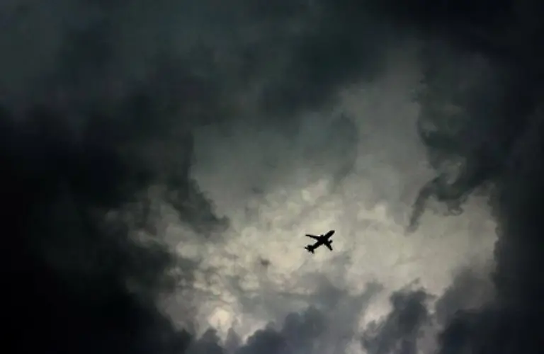 Manch-ein-Reisender-muss-sich-im-Urlaub-vor-allem-vom-anstrengenden-Hinflug-erholen-Turbulenzen-durch-eine-Gewitterfront-kann-der-Reiseveranstalter-allerdings-auch-nicht-verhindern-Preisnachlass-gibt-s-also-nicht